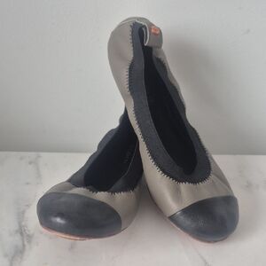 Elegant Black and Gray Women's Flats